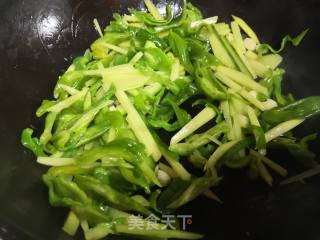 青椒炒过油肉的做法步骤：3