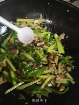 青椒炒过油肉的做法步骤：5