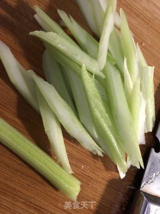 凉拌腐竹西芹的做法步骤：3
