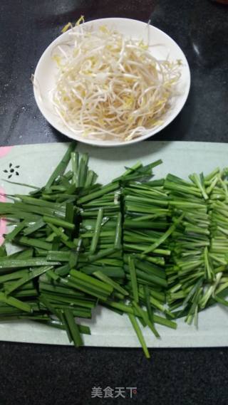 凉拌韮菜豆芽的做法步骤：2