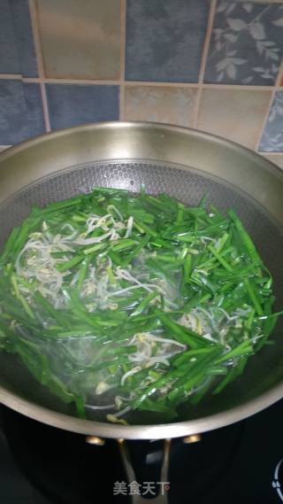 凉拌韮菜豆芽的做法步骤：4