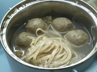 牛肉丸汤面的做法步骤：2