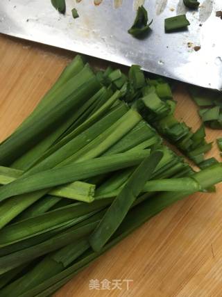 韭菜叶烘鹅蛋的做法步骤：1