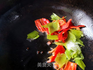 豆腐泡炒辣椒的做法步骤：3
