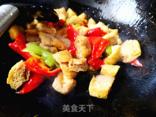豆腐泡炒辣椒的做法步骤：6