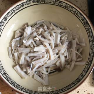 黑胡椒蒜香杏鲍菇的做法步骤：2