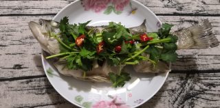 清蒸鲈鱼（蒸箱版）的做法步骤：9