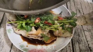 清蒸鲈鱼（蒸箱版）的做法步骤：11