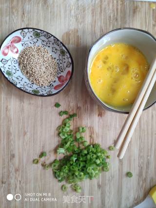 芝麻鸡蛋饼的做法步骤：3