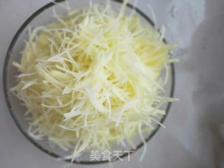 超级好吃的酸土豆丝，5分钟就能搞定，夏季开胃必备菜的做法步骤：1