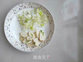 超级好吃的酸土豆丝，5分钟就能搞定，夏季开胃必备菜的做法步骤：2