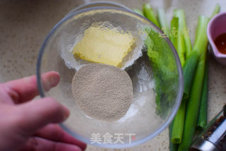 大人小孩都爱吃的葱香面包的做法步骤：2