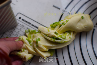 大人小孩都爱吃的葱香面包的做法步骤：11