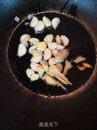 蒜香排骨焖莲藕的做法步骤：1
