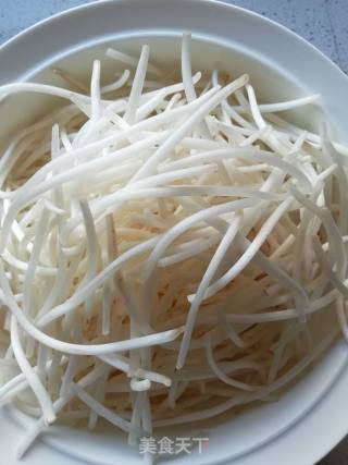 豆芽炒粉的做法步骤：1