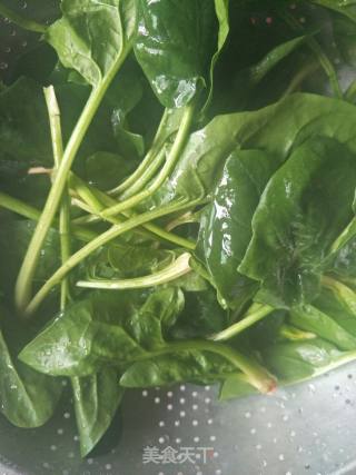 芝麻酱拌菠菜的做法步骤：1