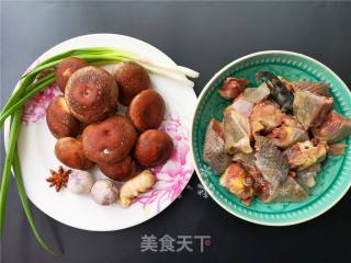 红烧跑山鸡的做法步骤：1