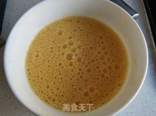 胡萝卜丝炒鸡蛋的做法步骤：2