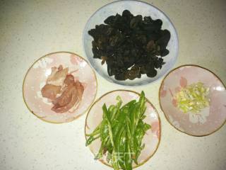 木耳炒肉片的做法步骤：1