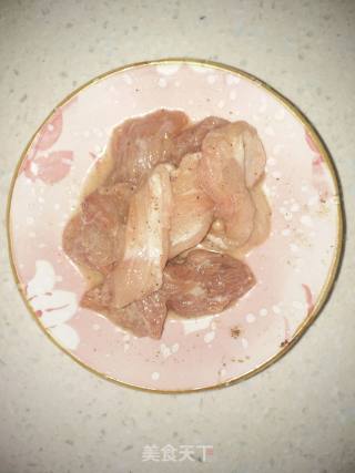 木耳炒肉片的做法步骤：2