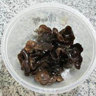 黑木耳河鲫鱼汤的做法步骤：2