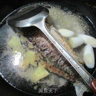 黑木耳河鲫鱼汤的做法步骤：6