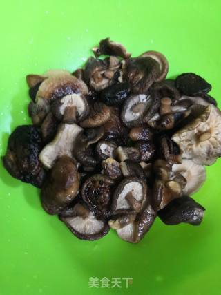 香菇黄焖鸡的做法步骤：5