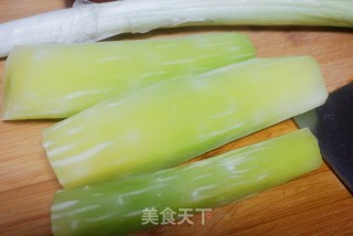 莴笋炒鸡片的做法步骤：1
