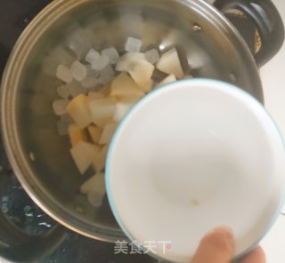 润肺滋养甜汤-----不一样的自制冰糖雪梨的做法步骤：3