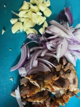 奥尔良鸡肉炒荷兰豆的做法步骤：1