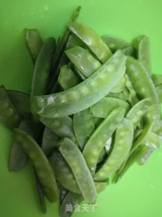 奥尔良鸡肉炒荷兰豆的做法步骤：2