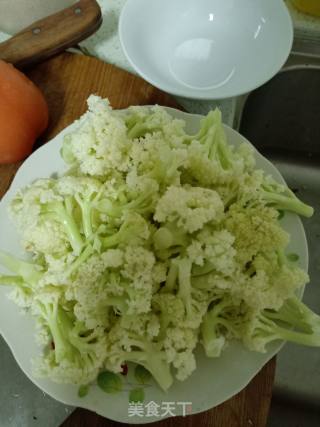 番茄炒菜花的做法步骤：1