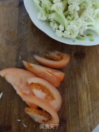 番茄炒菜花的做法步骤：2