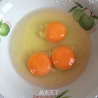 青椒香干炒鸡蛋的做法步骤：1