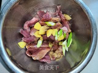 香炸脆皮酥肉的做法步骤：3