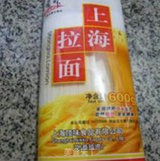 煎鸡蛋黑木耳拉面的做法步骤：1