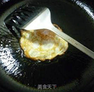 煎鸡蛋黑木耳拉面的做法步骤：5