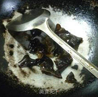煎鸡蛋黑木耳拉面的做法步骤：6