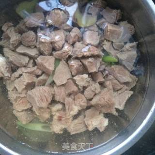 剁椒炖牛肉的做法步骤：1