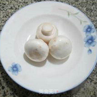 鲜蘑菇豆苗清汤的做法步骤：1