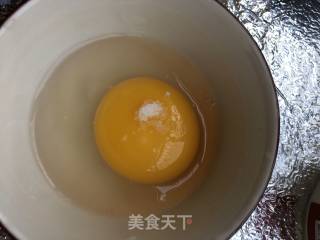 鹅蛋饼辣酱生菜卷的做法步骤：2