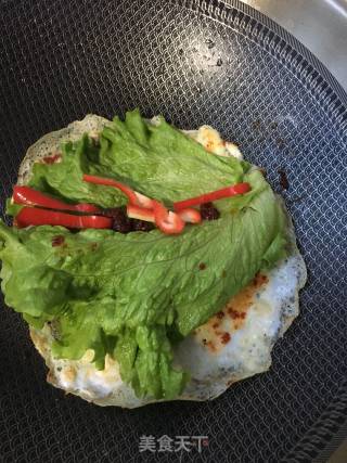 鹅蛋饼辣酱生菜卷的做法步骤：12