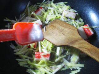 韭菜芽炒蟹肉棒的做法步骤：7
