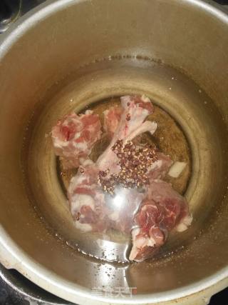 新疆羊肉抓饭的做法步骤：10
