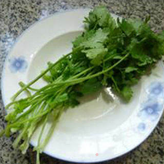 香菜拌鱿鱼的做法步骤：2