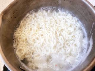 香辣酸汤面的做法步骤：1