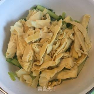 拌豆皮香芹的做法步骤：4