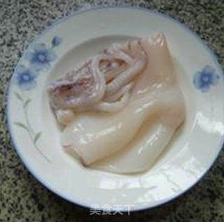 茄子拌鱿鱼的做法步骤：2