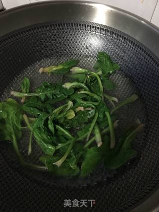 少油版菠菜炒鹅蛋的做法步骤：2