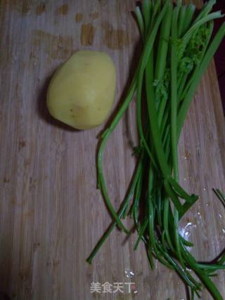 芹菜炒土豆条的做法步骤：1